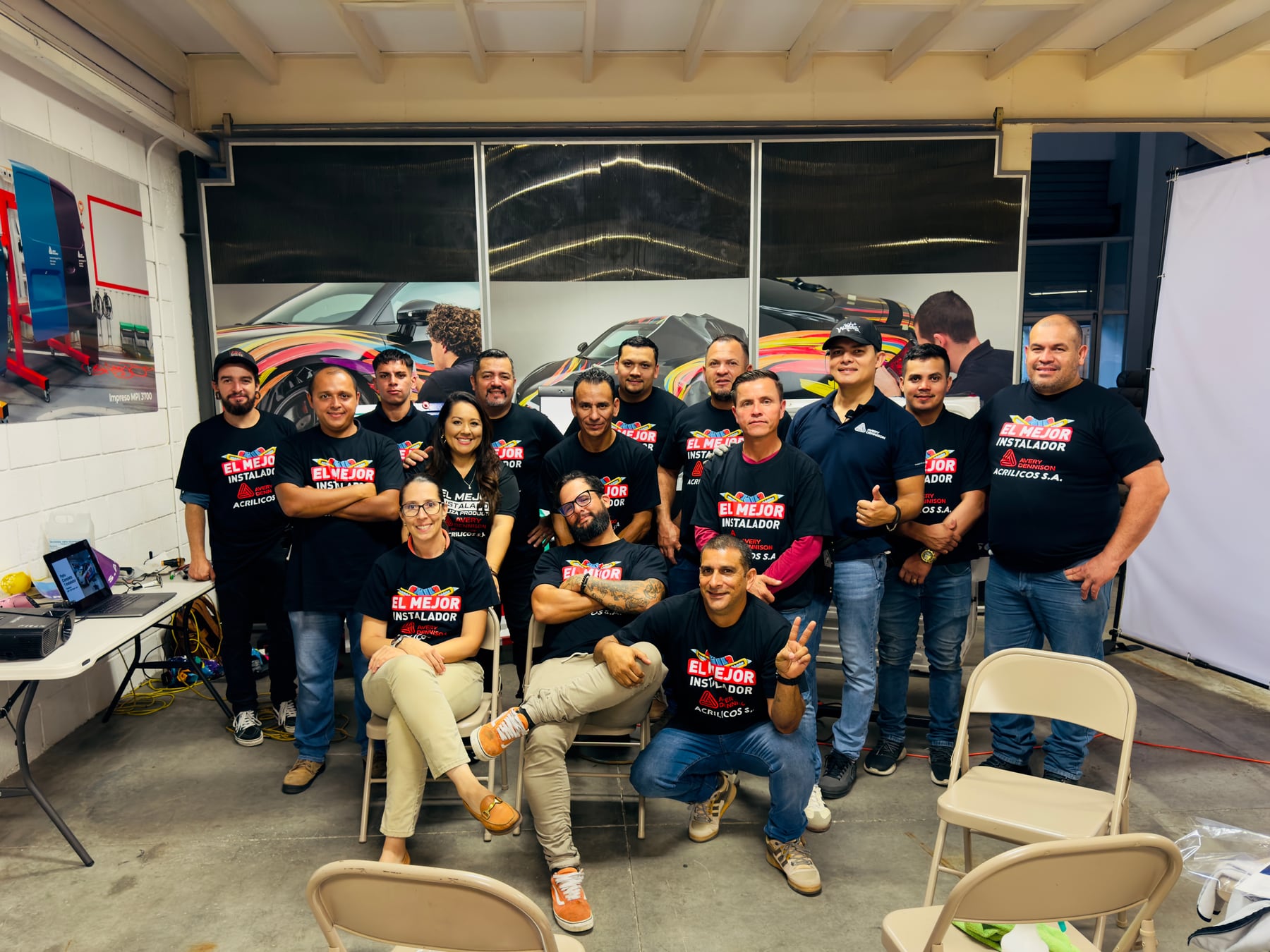 Emmanuel Rodríguez with participants after an Avery Dennison installer training