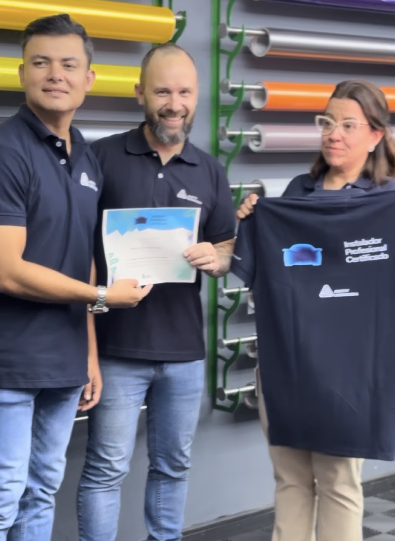 Emmanuel Rodríguez presenting a professional installer certificate
